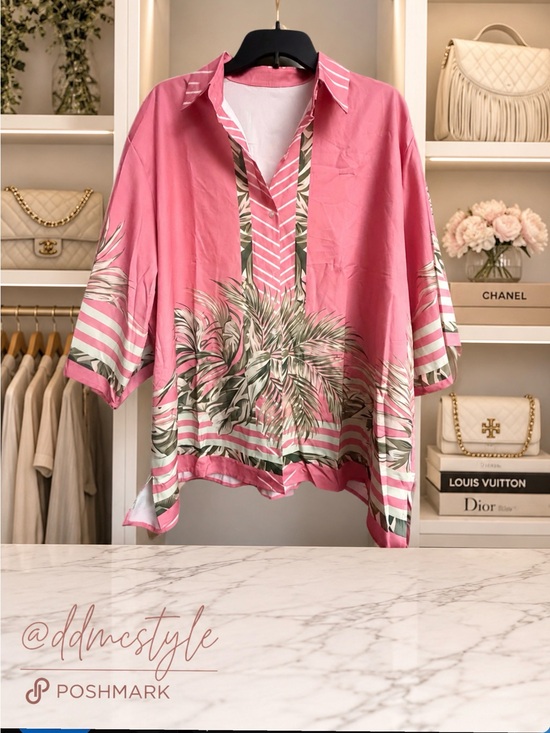 The Unbranded Brand Tops - Pink NWOT Tropical 🌴 Print V-Neck Women's blouse oversized button down